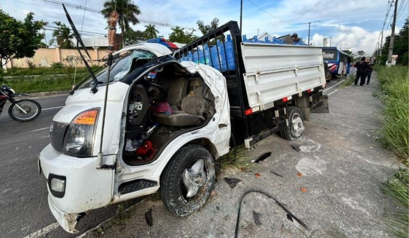 Colisão deixa motorista de caminhonete preso às ferragens na Avenida do Turismo