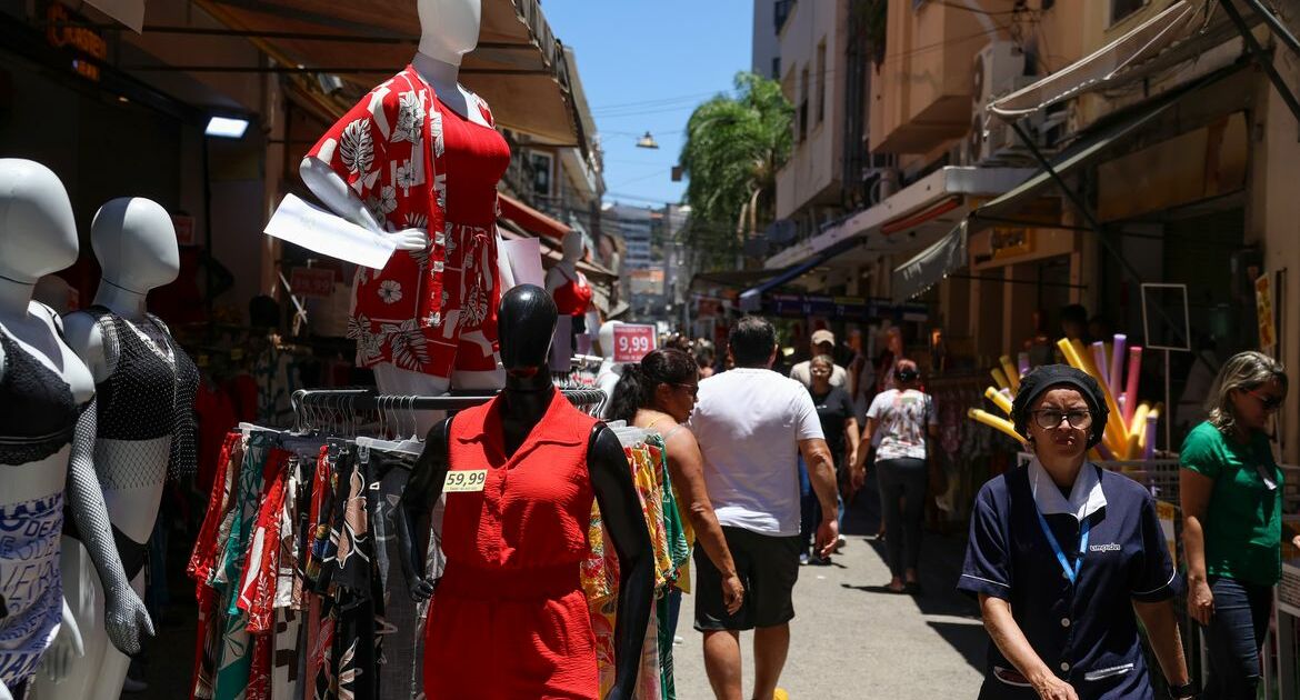 juros altos pressionam endividamento das famílias
