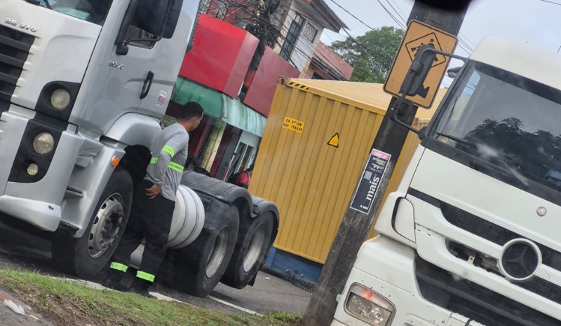 Contêiner cai de carreta e trava trânsito na Avenida Rodrigo Otávio em Manaus