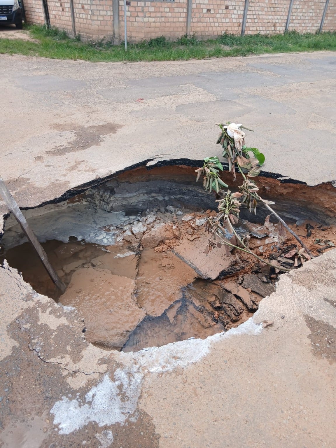 Cratera se abre em rua do bairro Senador Hélio Campos