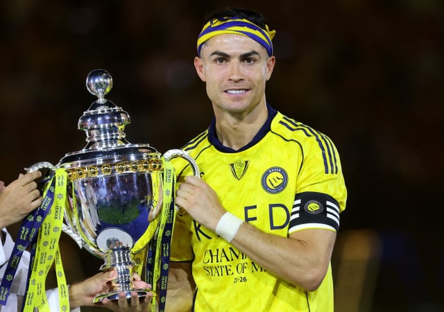 Cristiano Ronaldo conquista primeiro título oficial no futebol saudita e leva Al-Nassr ao troféu da Liga Saudita