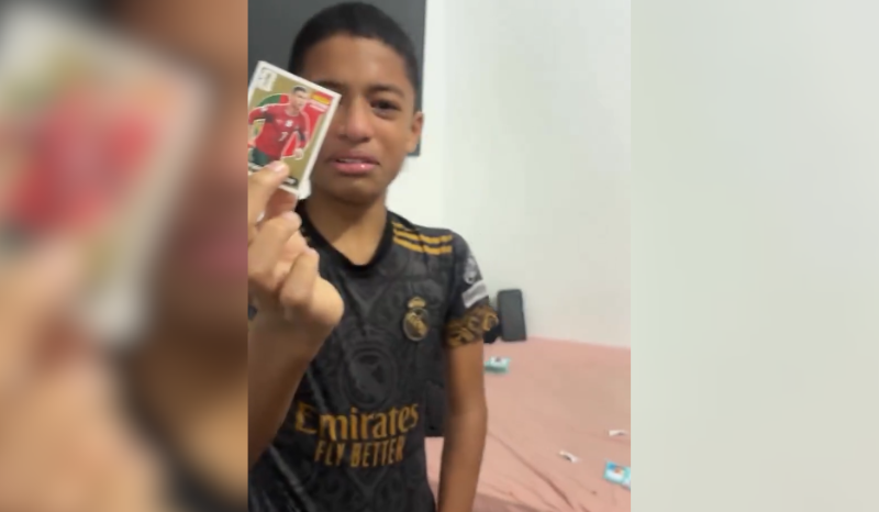 Em Manaus, menino chora de emoção ao tirar figurinha rara de Cristiano Ronaldo