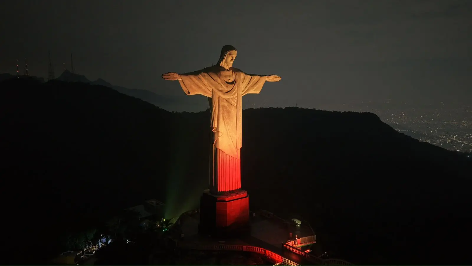 Cristo Redentor recebe iluminação especial para anunciar o Totus Tuus