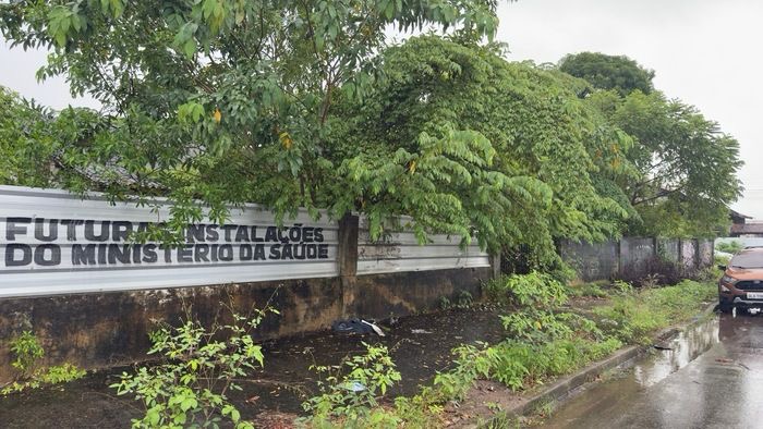 Prédio do Ministério da Saúde segue em ruínas e acumula sujeira ao lado da Escola AVT – SelesNafes.com