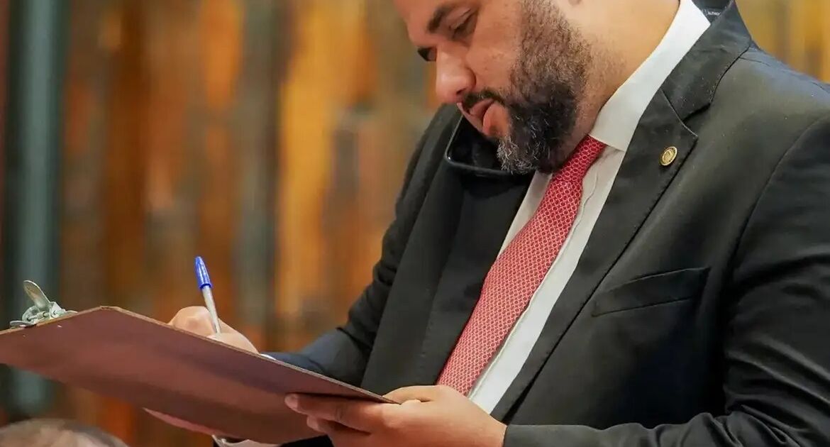 PF encontra mensagens de violência em celular de deputado preso no RJ