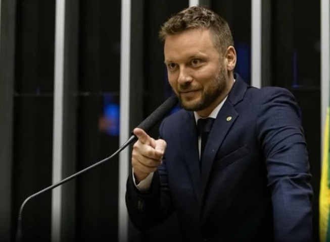Deputado bolsonarista pede vista e trava votação da PEC 6×1