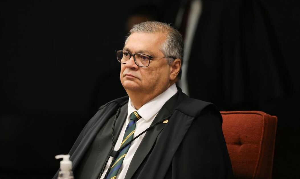 Dino pede que Câmara explique viagem de Mário Frias ao exterior