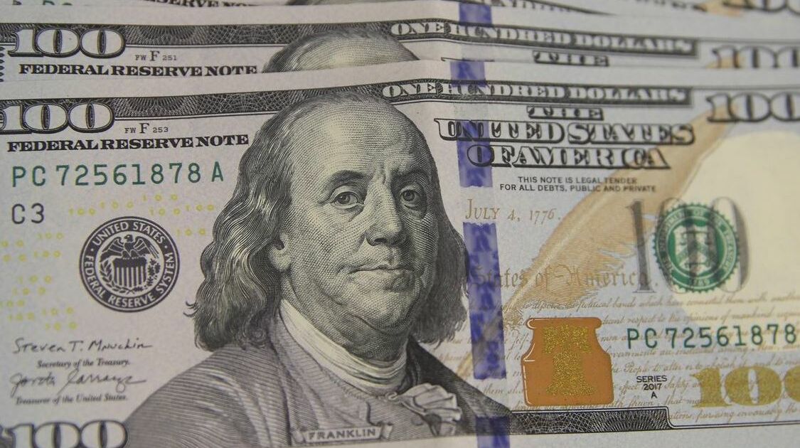Dólar cai a R$ 4,91 e fecha no menor valor em 27 meses