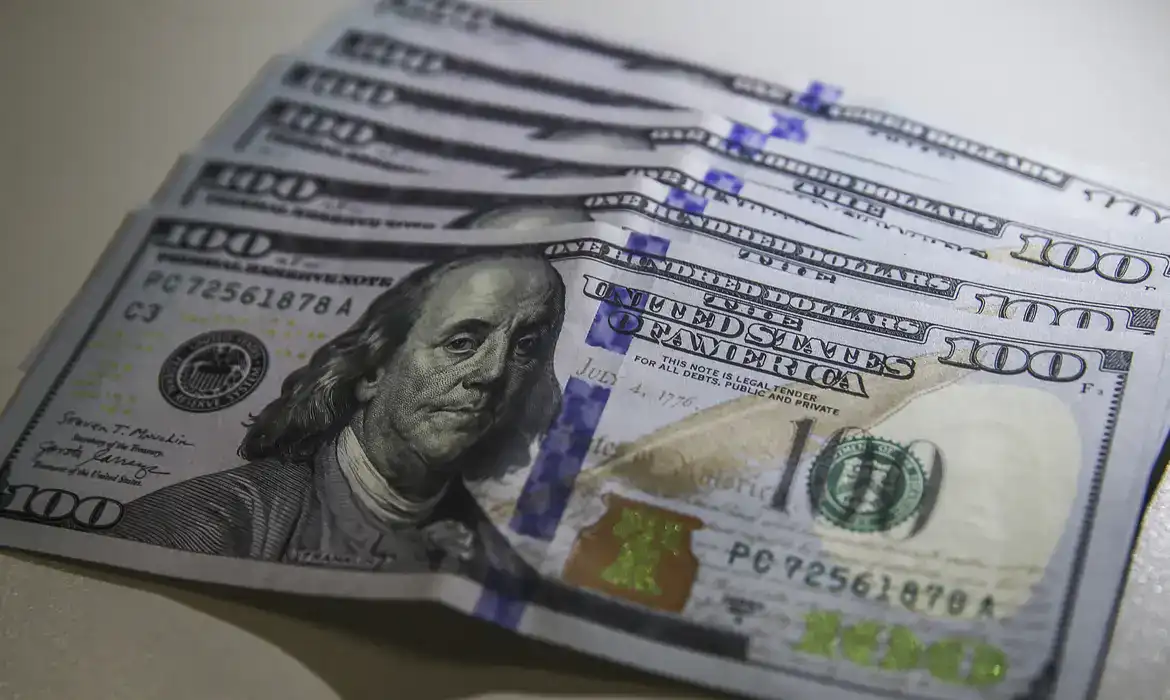 Dólar sobe a R$ 5,06, e bolsa cai com tensão global e ruído político