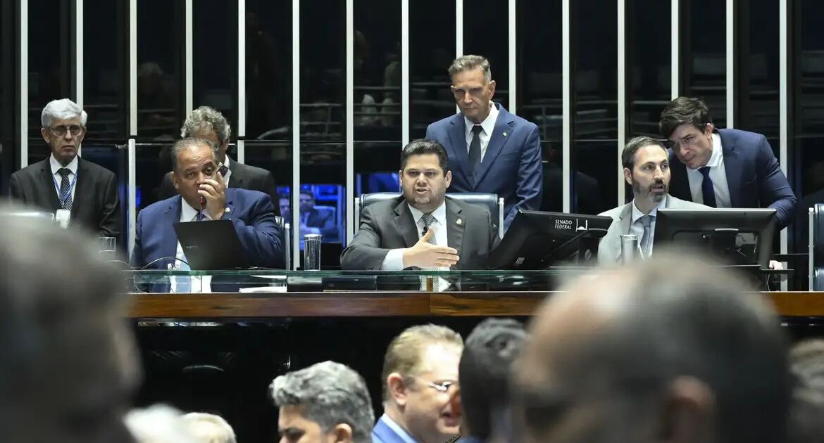 Alcolumbre promulga lei que beneficia condenados pelo 8 de janeiro