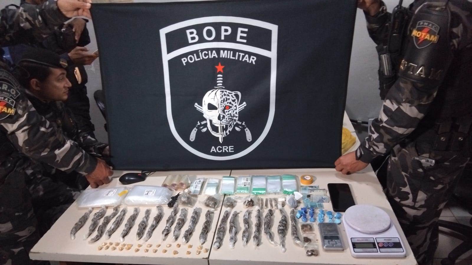 Polícia encontra drogas enterradas em quintal