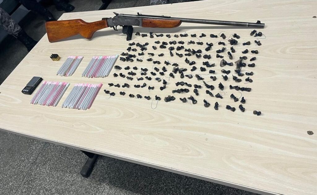 Suspeitos fogem e abandonam arma e drogas na zona norte