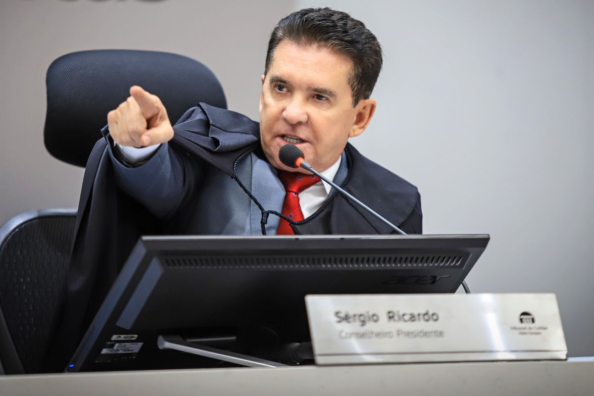 Quadrilha de malandros e analfabetos, diz presidente do TCE
