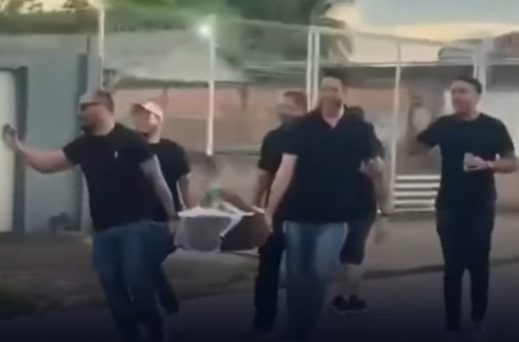 noivo é carregado em caixão antes do casamento