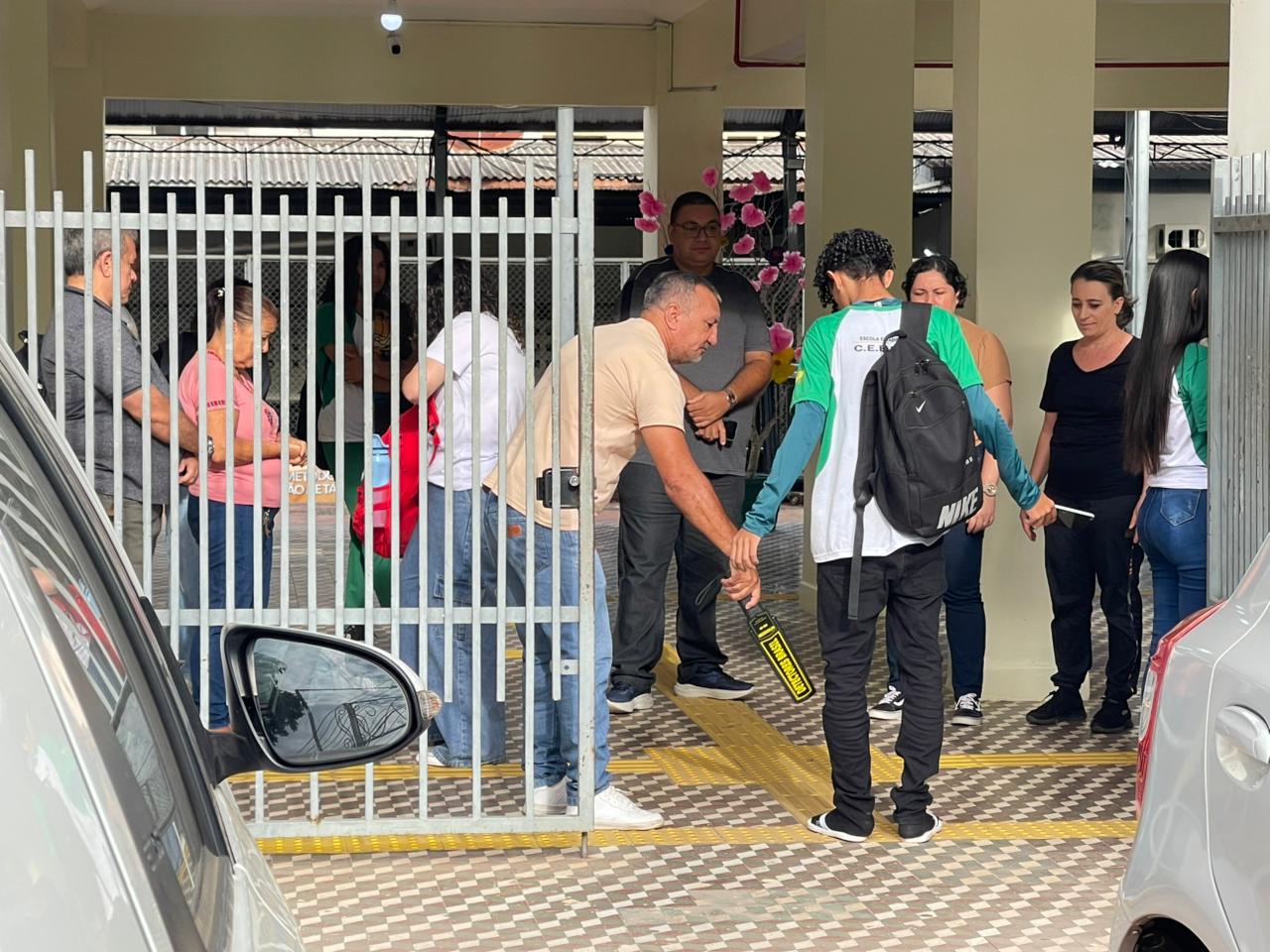 Após ataque, escolas retomam aulas com detectores e polícia