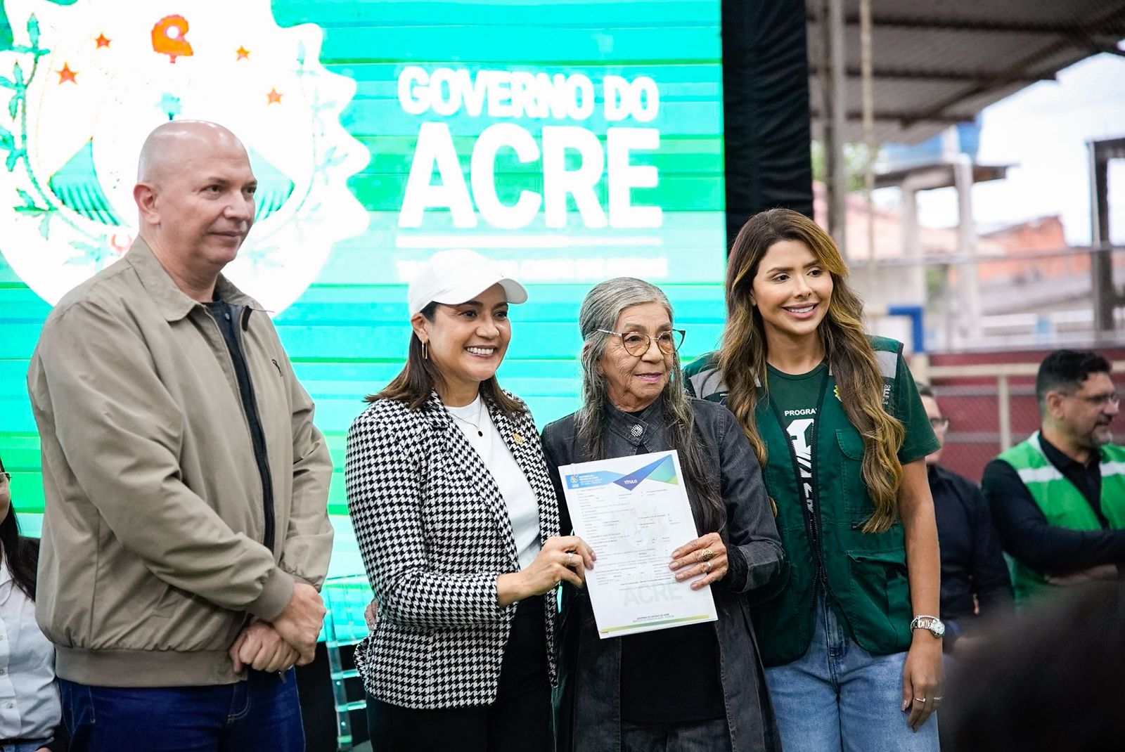 Mailza entrega obras, títulos e anuncia novos investimentos