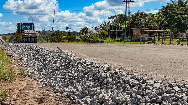 Dnit avança na reconstrução da Estrada do Aeroporto e conclui mais de 2 km de macadame