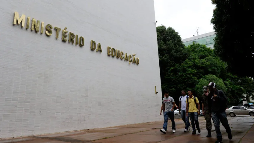 MEC vai extinguir licenciaturas 100% EAD até 2027 após reprovação de 53% dos alunos no Enade