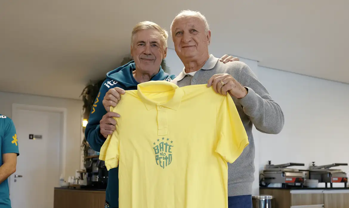 Técnico do Penta, Felipão é homenageado pela CBF