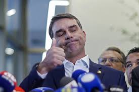 Flávio diz que Trump não declarou apoio