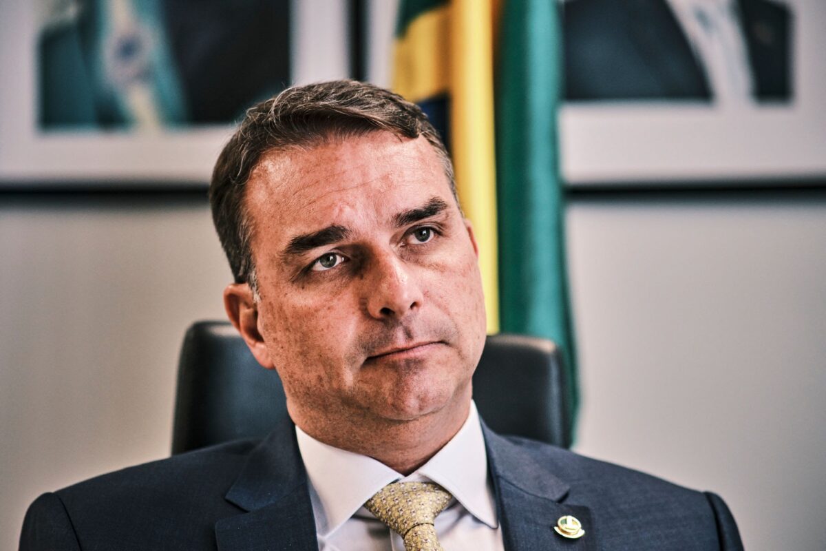 Flávio Bolsonaro fala sobre áudio: “Um filho procurando investidores”
