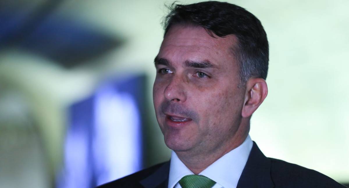 Flávio Bolsonaro confirma reunião com banqueiro Daniel Vorcaro