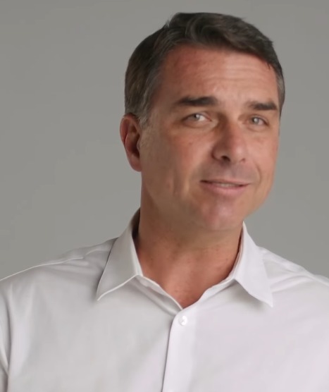 Flávio Bolsonaro pressiona por CPI do Banco Master