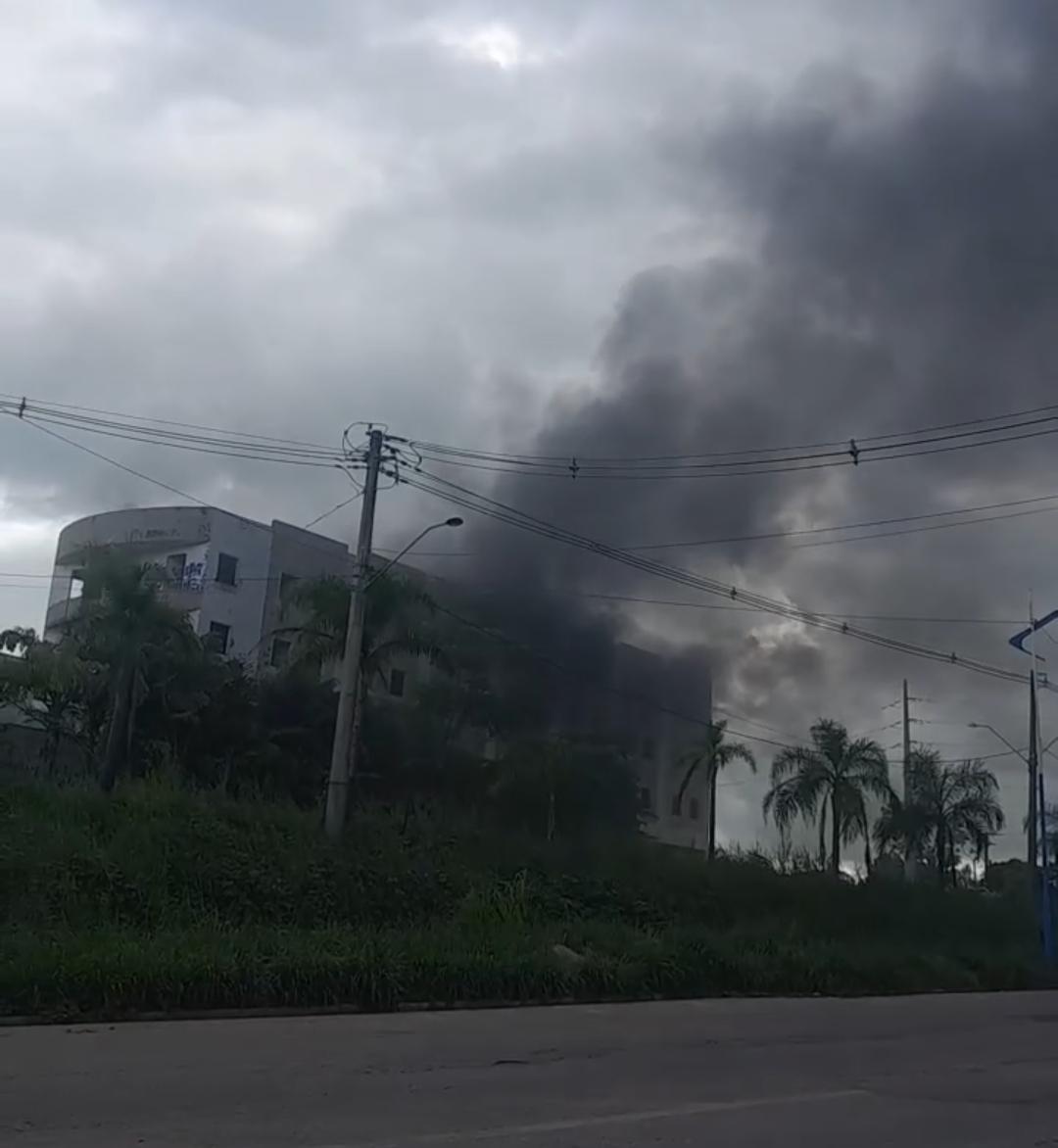 Fogo! Antigo prédio de luxo é atingido por chamas em Rio Branco