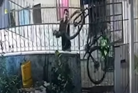 Furto de bicicleta termina com cena inesperada durante fuga