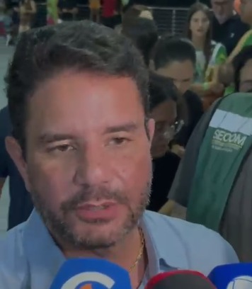 Longe dos holofotes, Gladson surge em evento e elogia Mailza