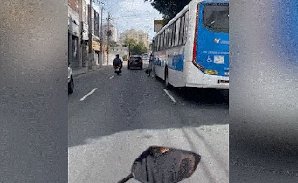 Homem cai de ônibus em movimento e escapa no RJ; VÍDEO