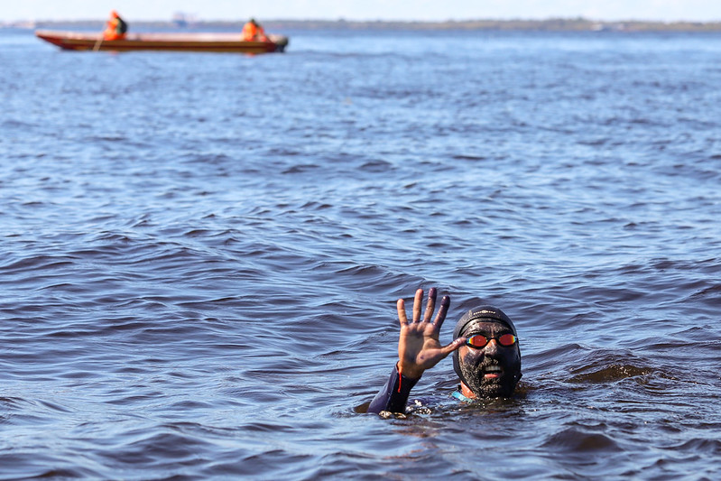 ‘Homem-Peixe’ chega a Manaus e destaca preservação dos rios