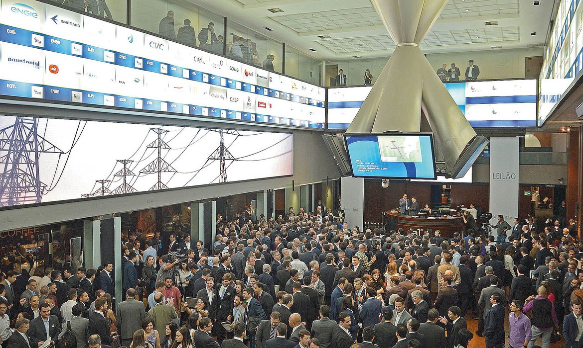 Bolsa cai mais de 2% e atinge menor nível desde o fim de março