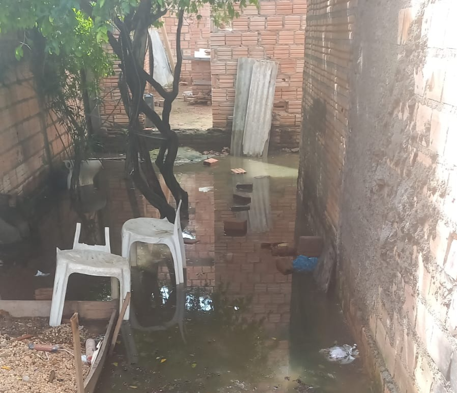 Retorno de esgoto deixa quintal de casa alagado com água suja