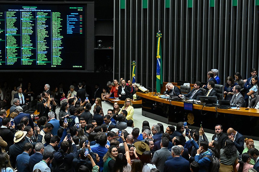 Congresso promulga lei que reduz penas do 8 de Janeiro
