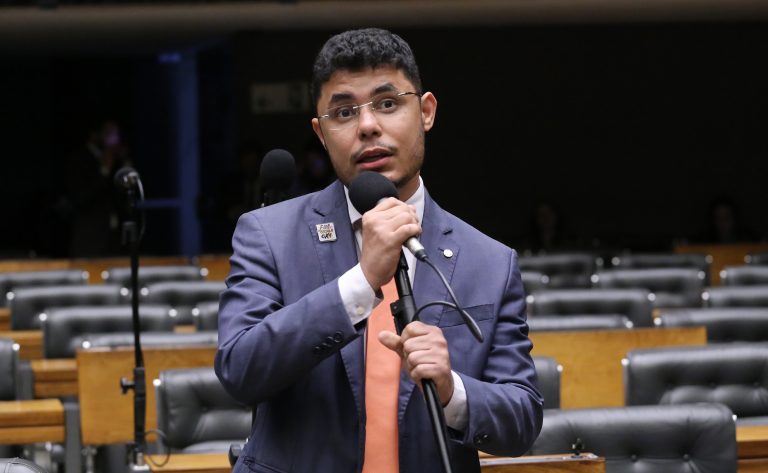 Polícia pede medidas protetivas e busca contra o deputado Ribeiro Neto após denúncias de agressão e estupro; parlamentar nega