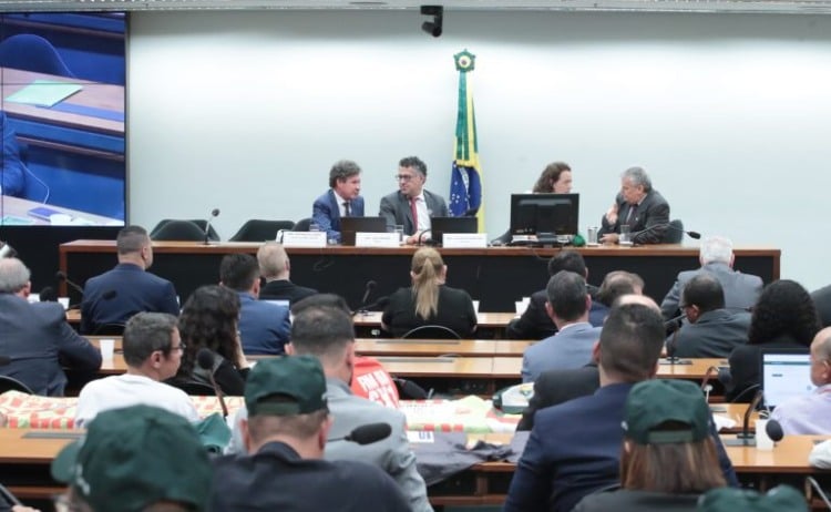 Com apoio de 176 deputados, emenda propõe adiar fim da escala 6×1 até 2036; veja quem de RR assinou