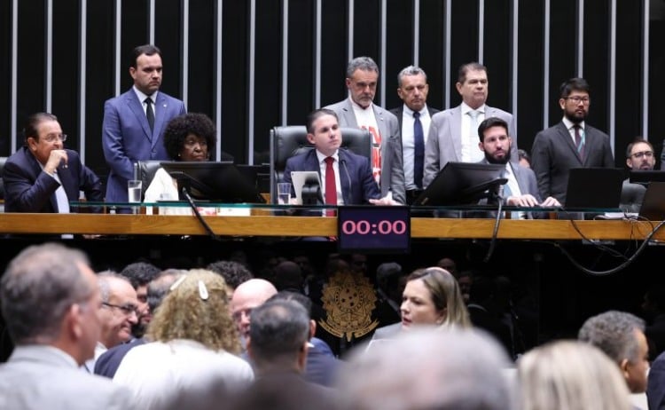 Câmara aprova PEC que reduz jornada de trabalho para 40 horas semanais e extingue escala 6×1