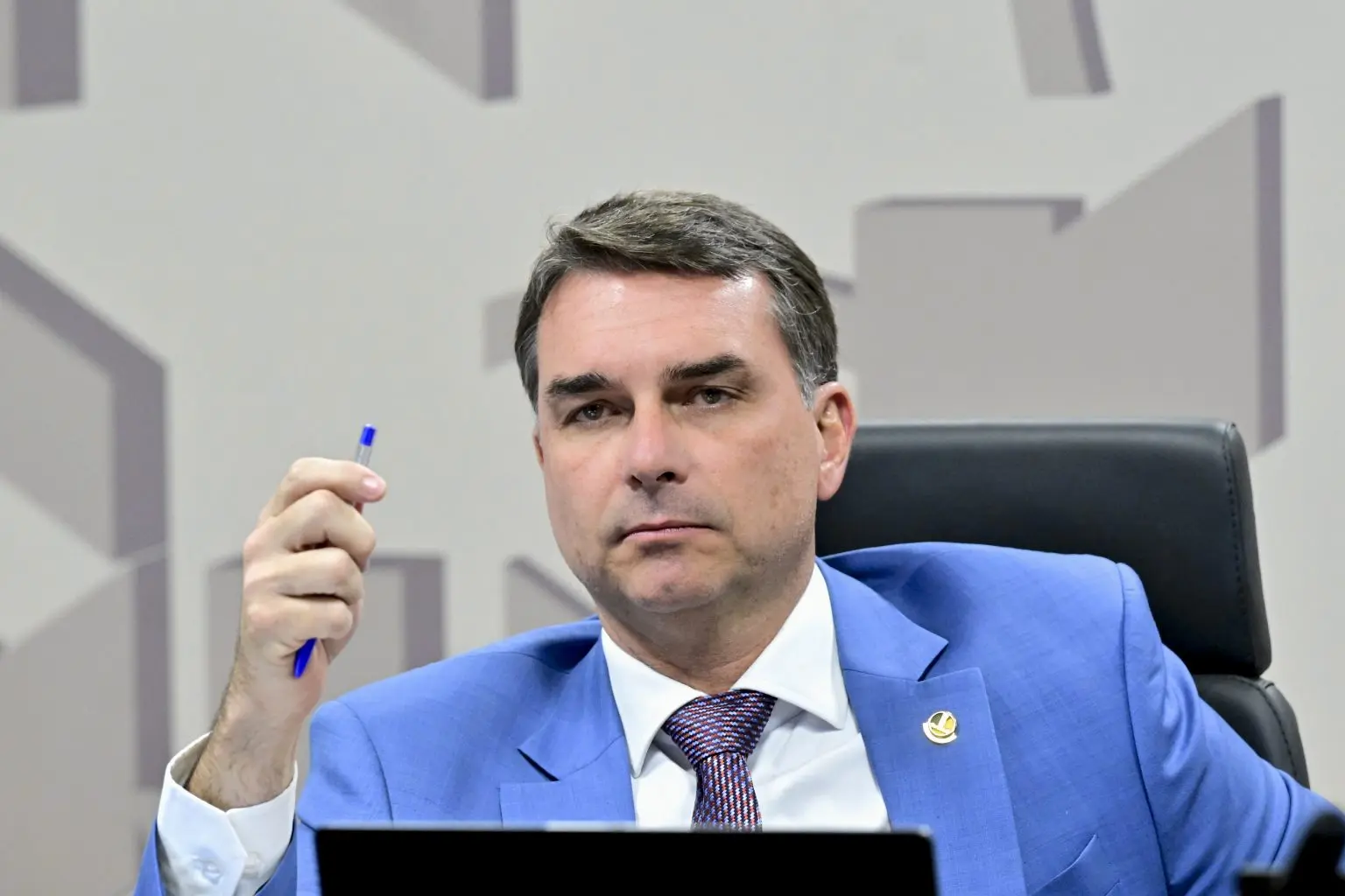 “Flávio Bolsonaro deve responder aos questionamentos”, diz Caiado sobre filme e Banco Master