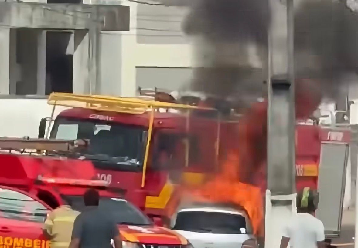 Carro é destruído por incêndio em frente a faculdade no Acre