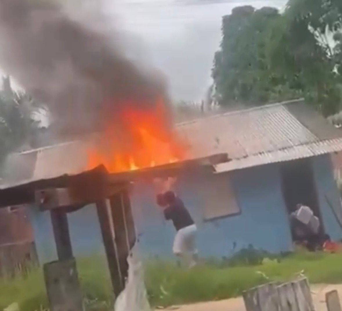 Morador ferido e casa atingida