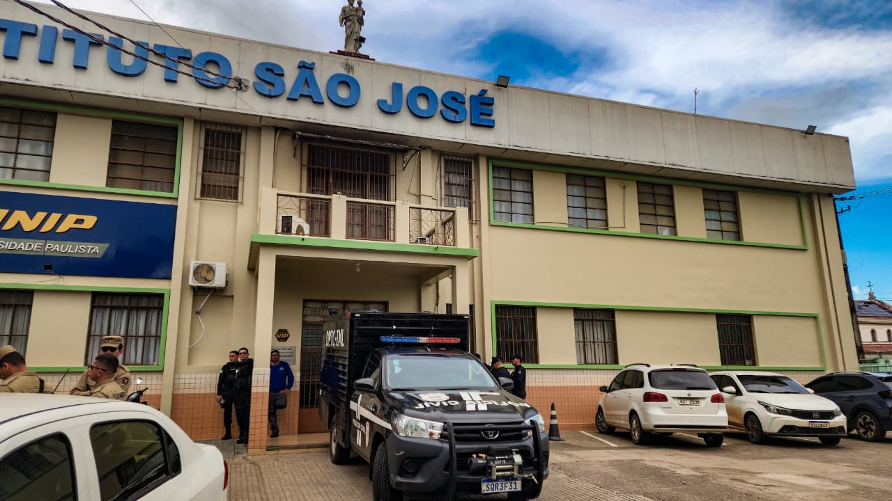 “Não sai daí, duas pessoas foram mortas”: tiroteio em escola