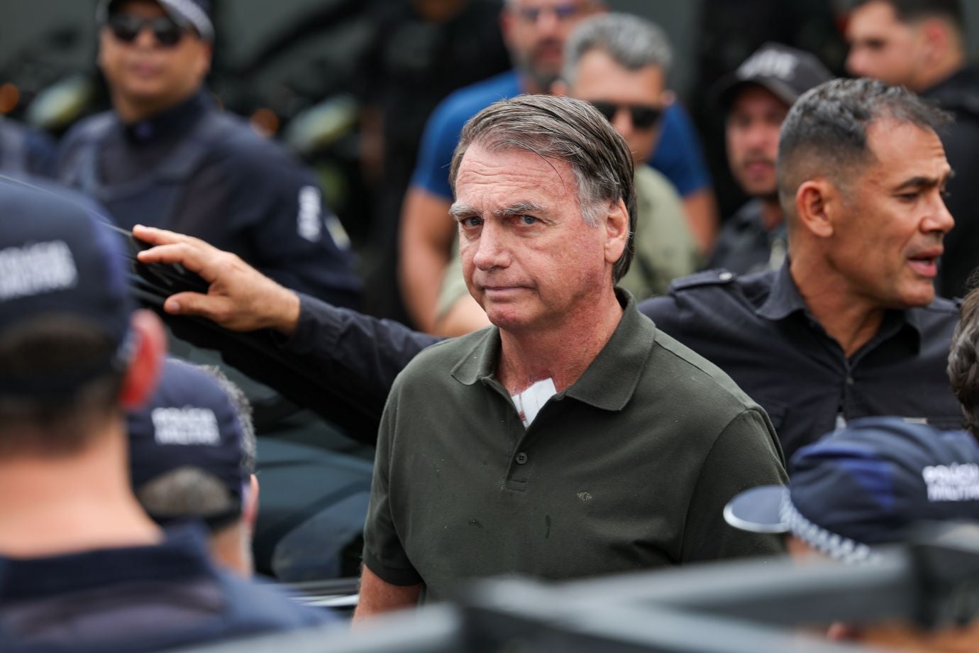 Bolsonaro é internado em Brasília para cirurgia no ombro