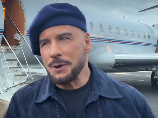 John Travolta surge quase irreconhecível e choca fãs: ‘Como tem 72 anos?’