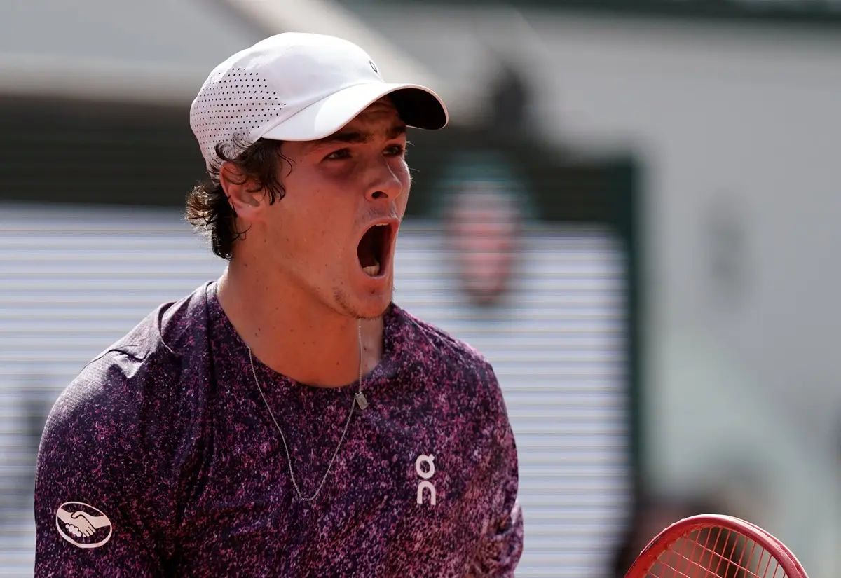 João Fonseca vence Djokovic e avança para as oitavas de Roland Garros