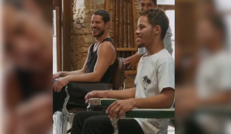 José Loreto leva sósia na barbearia para repaginada; VEJA