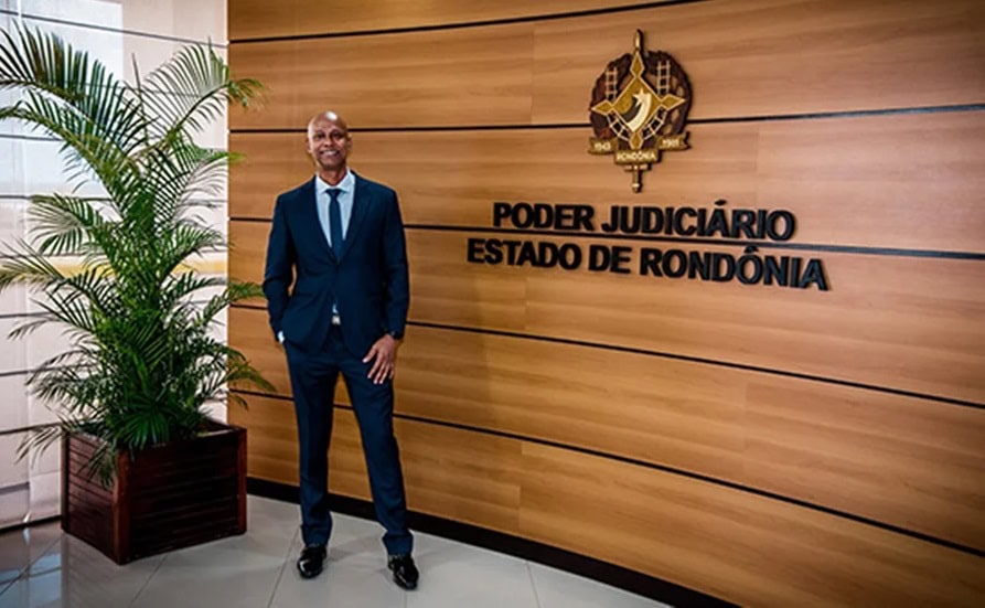 Ex-vendedor de pipoca, juiz é demitido por humilhar colegas