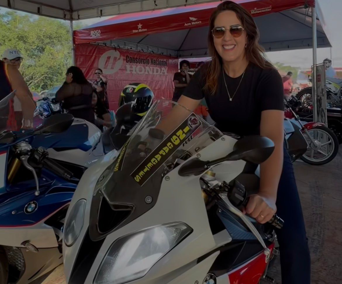 Kelen Bocalom ‘corta giro’ em moto e rouba a cena no Moto Fest
