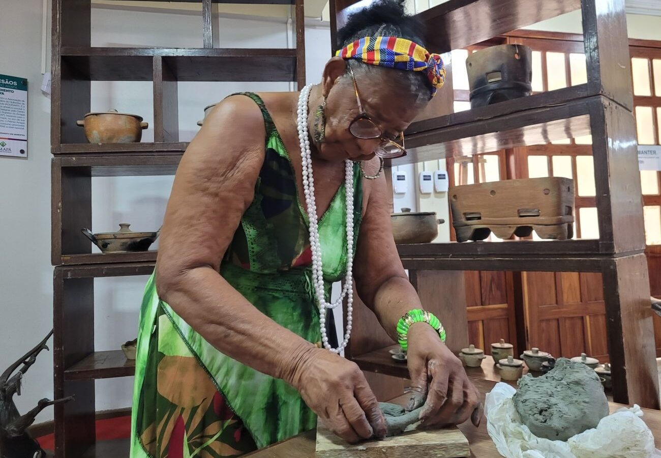 Louceiras do Maruanum, as mãos do barro – Diário do Amapá