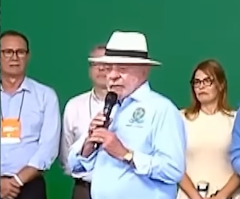 Vaias a senador fazem Lula parar discurso e pedir respeito